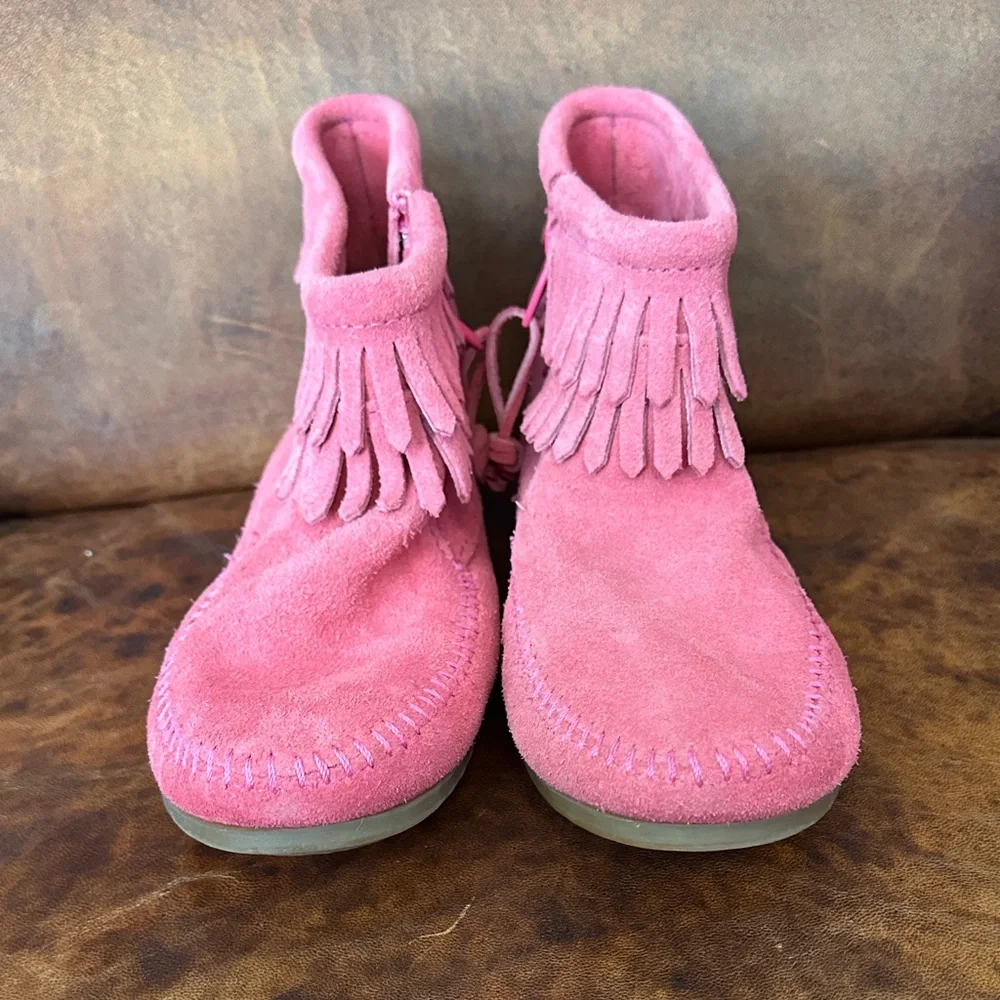 Minnetonka Pink Fringe Moccasins Girls 4